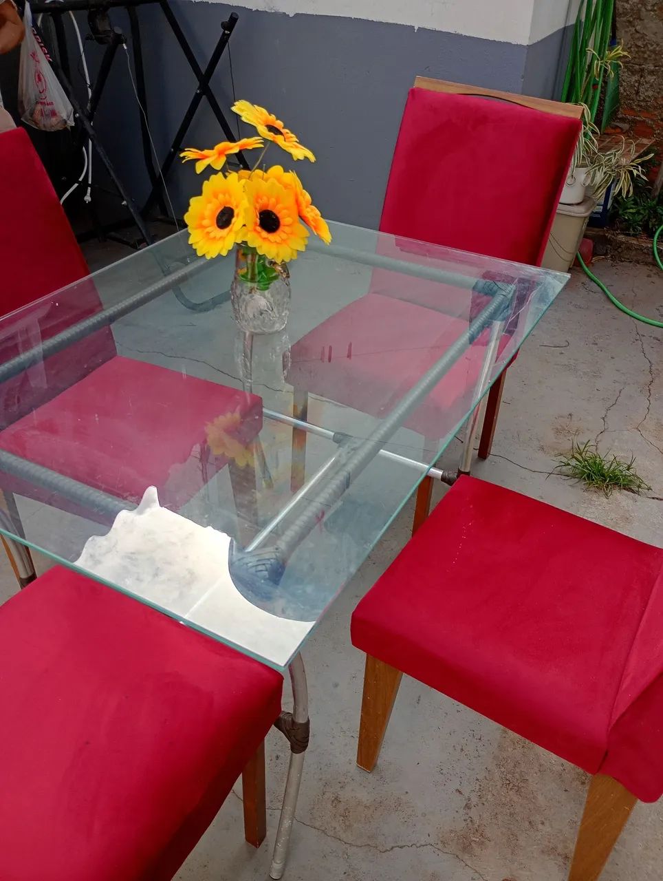 Mesa com tampo de vidro e 4 cadeiras novas  - Foto 2