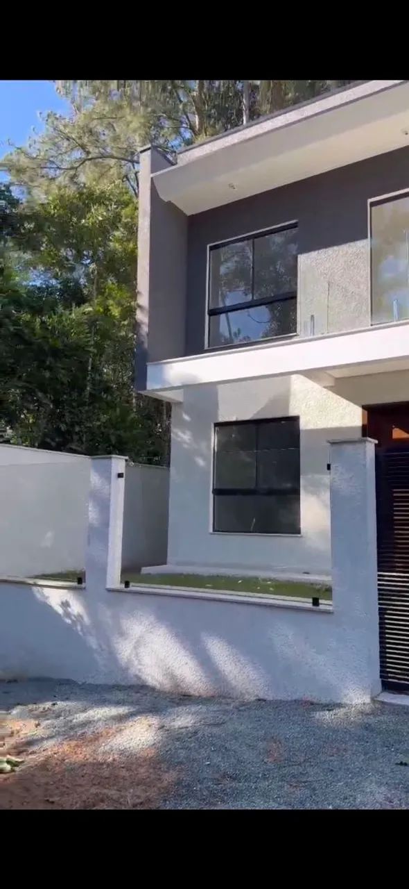Vende-se Sobrado Moderno ? 3 Quartos, Suíte com Varanda e Quintal no centro 