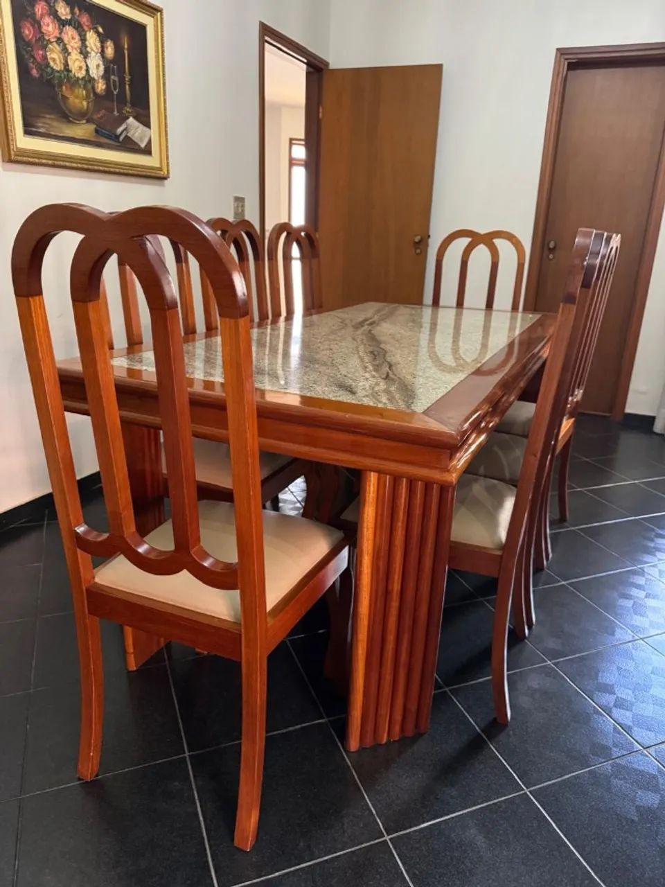 Vendo Mesa de Jantar com 8 cadeiras e aparador