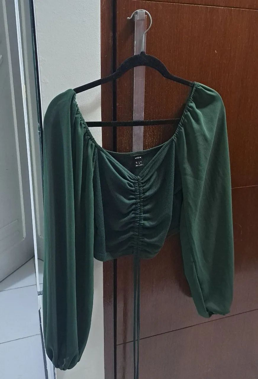Blusa verde de mangas transparentes