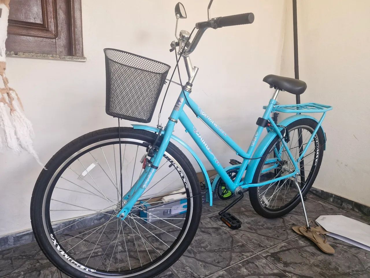 Bicicleta com cesta e garupa
