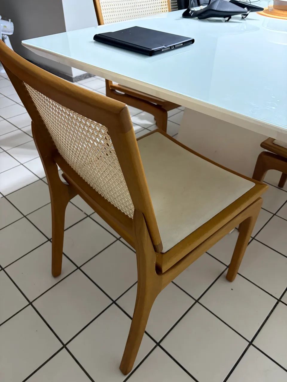 vendo mesa com 6 cadeiras  - Foto 2