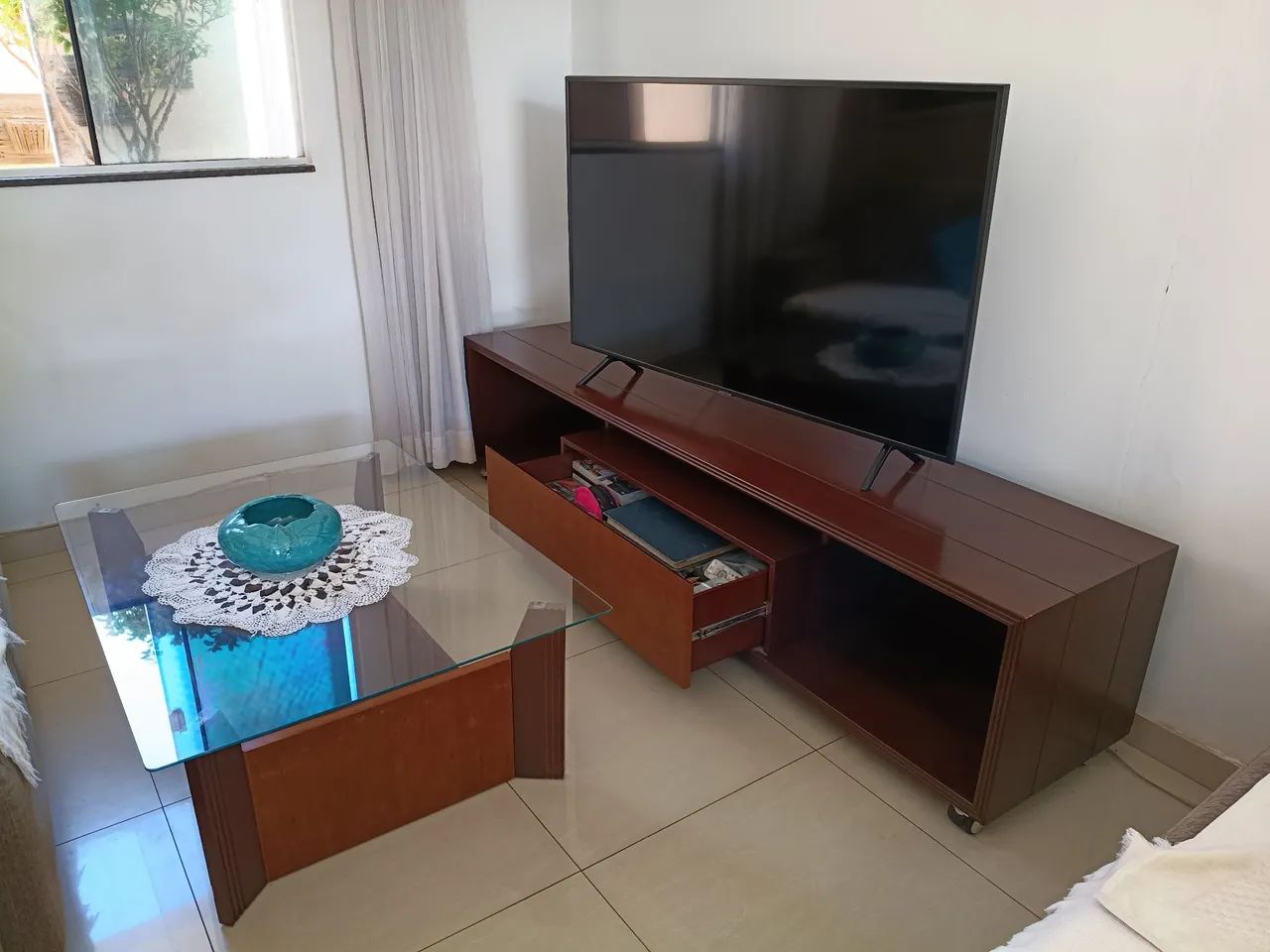 Jogo de sala Rudnick. Rack, mesa de centro e aparador. - Foto 3