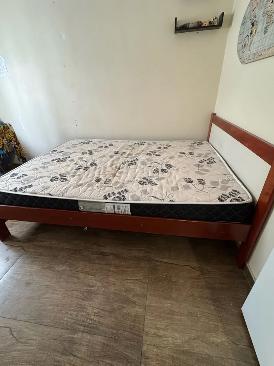 Cama com colchão e mesa de cabeceira  - Foto 2