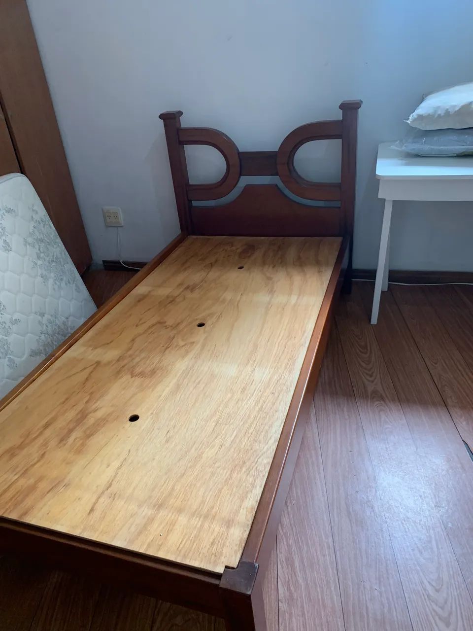 Oportunidade única.Cama de solteiro madeira maciça, imbuia com colchão. - Foto 2