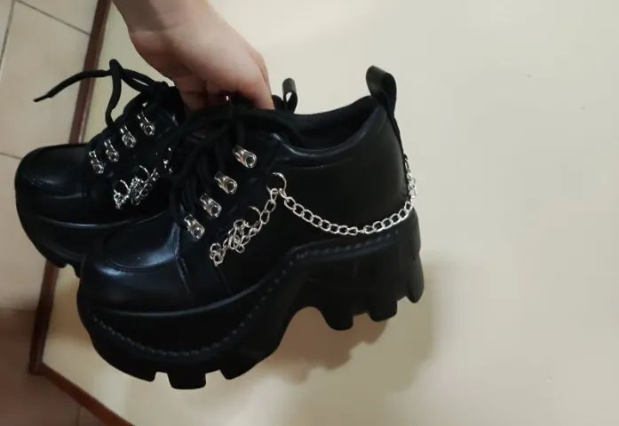 Vende-se Bota Gótica nova!
