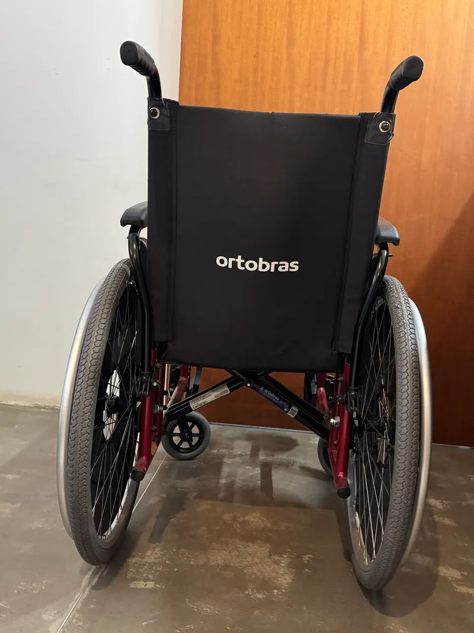 Cadeira de rodas Ortobras praticamente nova