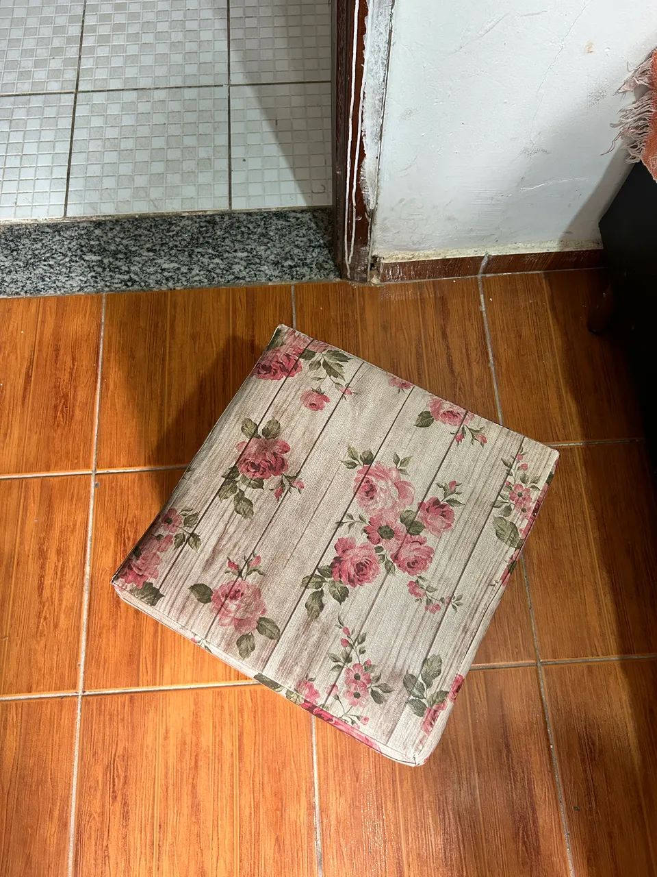 Puffe com decorações rosas  - Foto 4