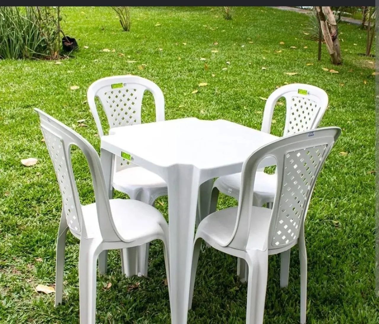 Mesa com 4 cadeiras de plástico  - Foto 2