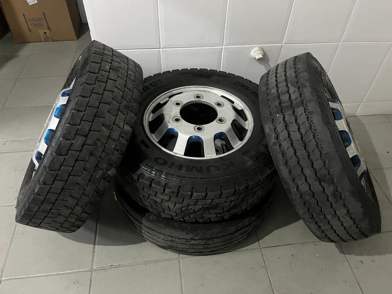 Jogo com 4 Rodas de Alumínio para Caminhão 3/4 + Pneu Kumho 235/75 R17.5 - Foto 5