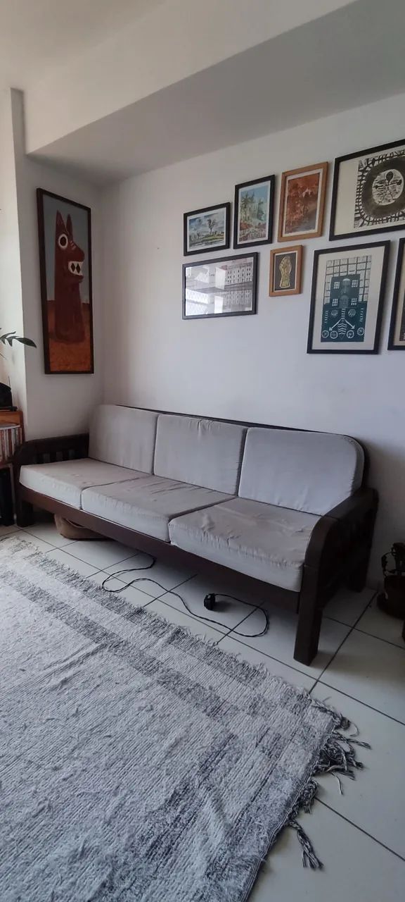 Sofá 3 lugares mais 2 poltronas em madeira maciça.
