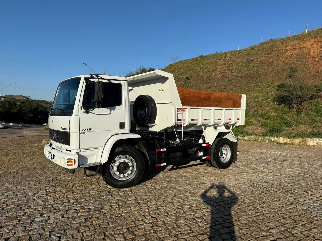 CAMINHÃO MB 1719 ATRON BASCULA ZERO  - Foto 3