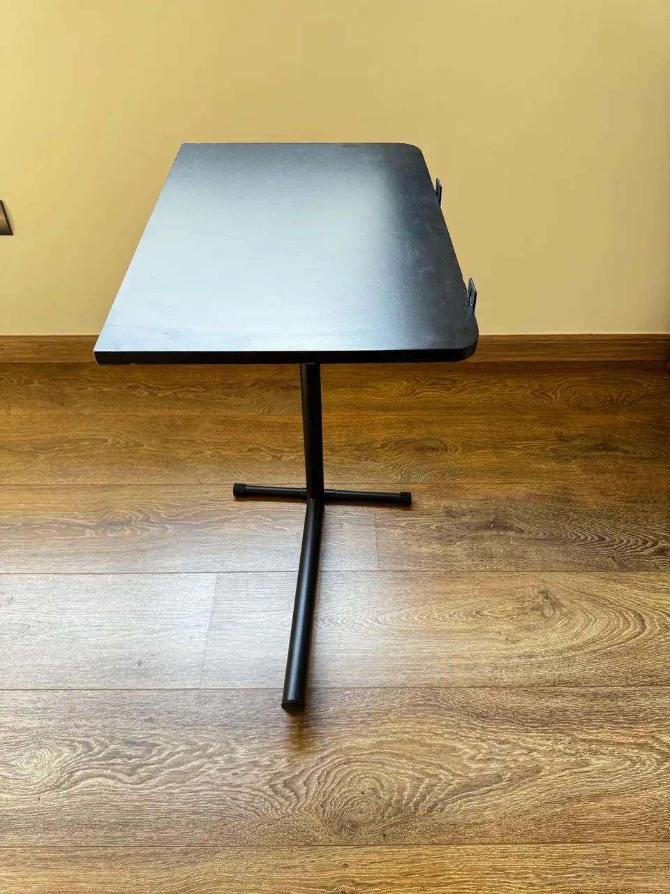 Mesa Auxiliar para notebook  giratória para apoio em sofá e cama - Foto 3