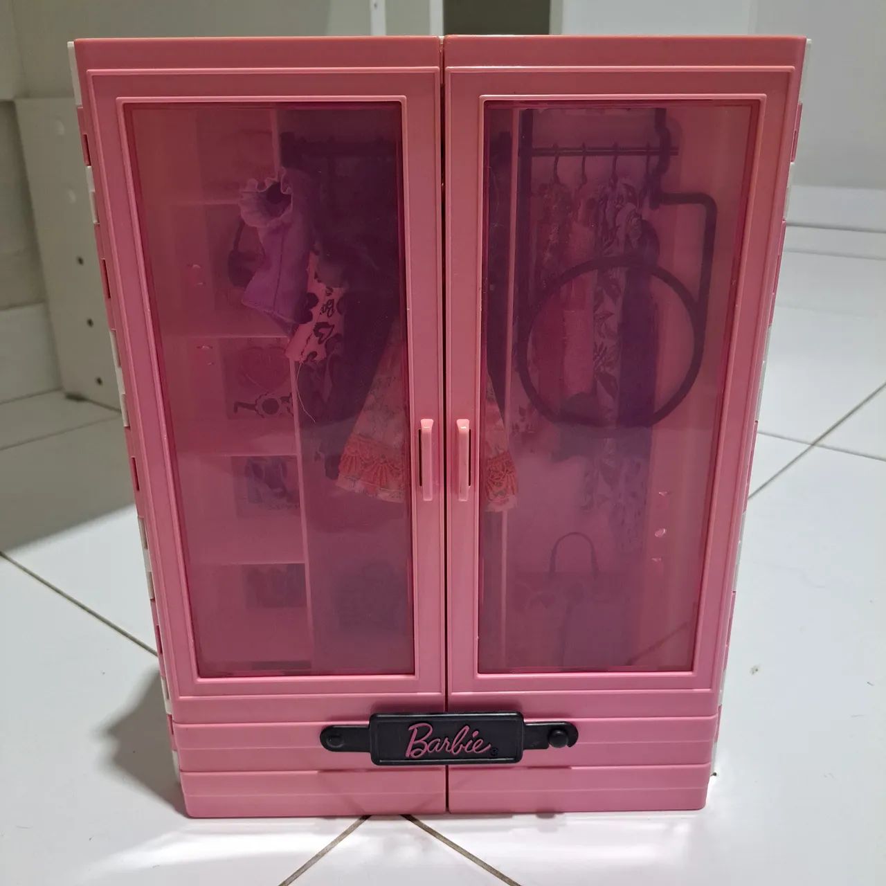 Armário da Barbie com vestidos - Foto 2