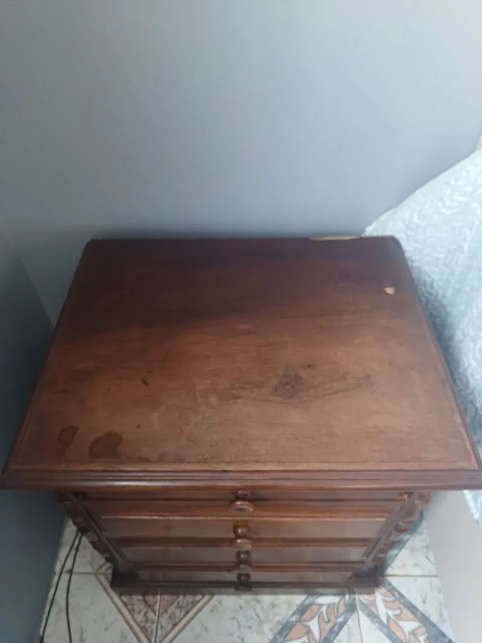Mesa de Cabeceira em Madeira Maciça com 4 Gavetas - Foto 4