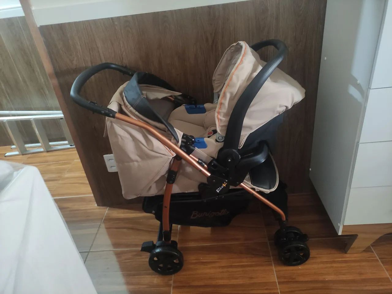 Carrinho de bebê com bebê conforto e base 