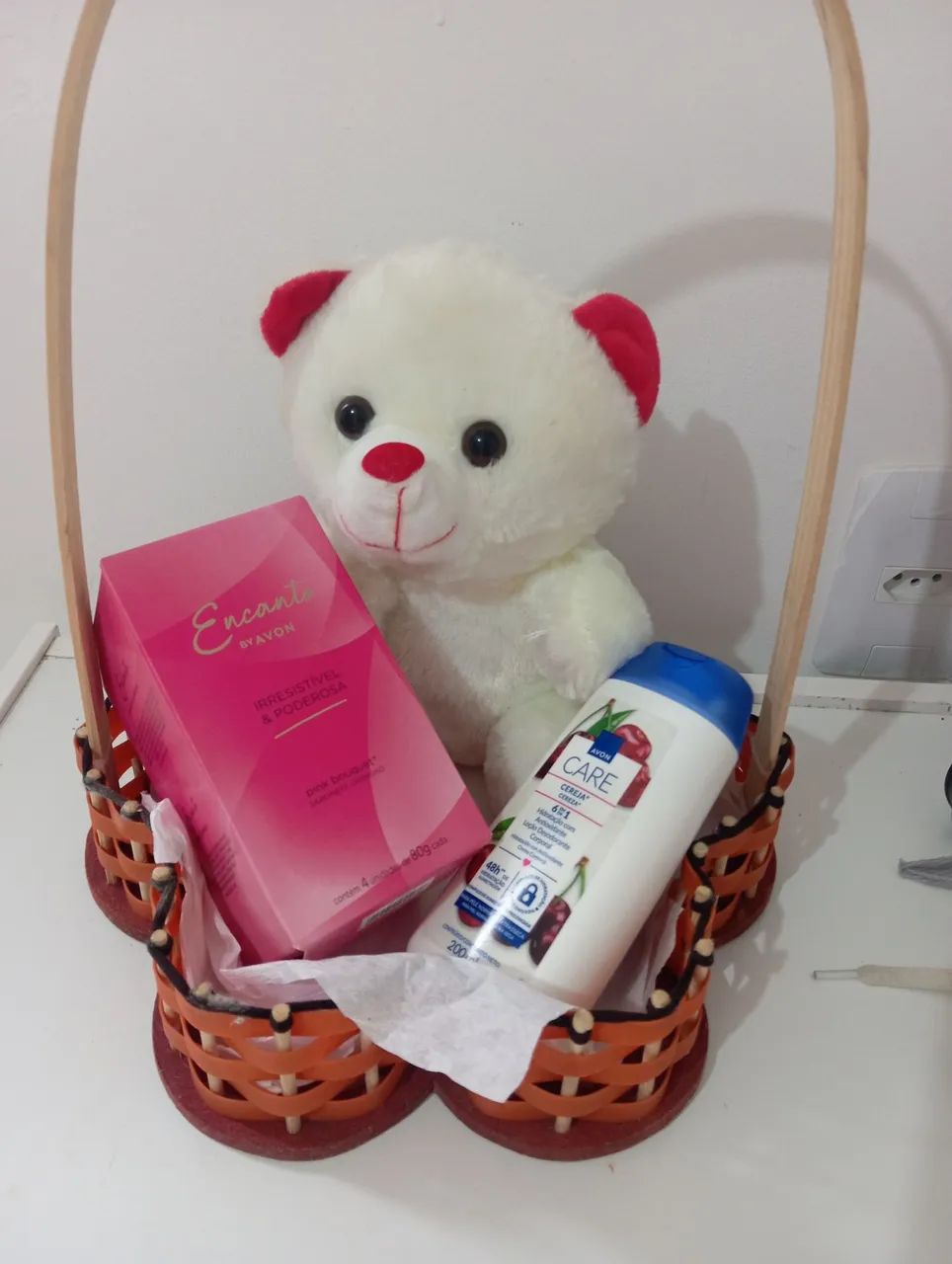 Cesta com urso e 2 produtos avon 