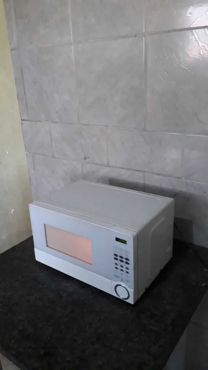Microondas Midea 18 litros funcionando perfeitamente.  - Foto 2