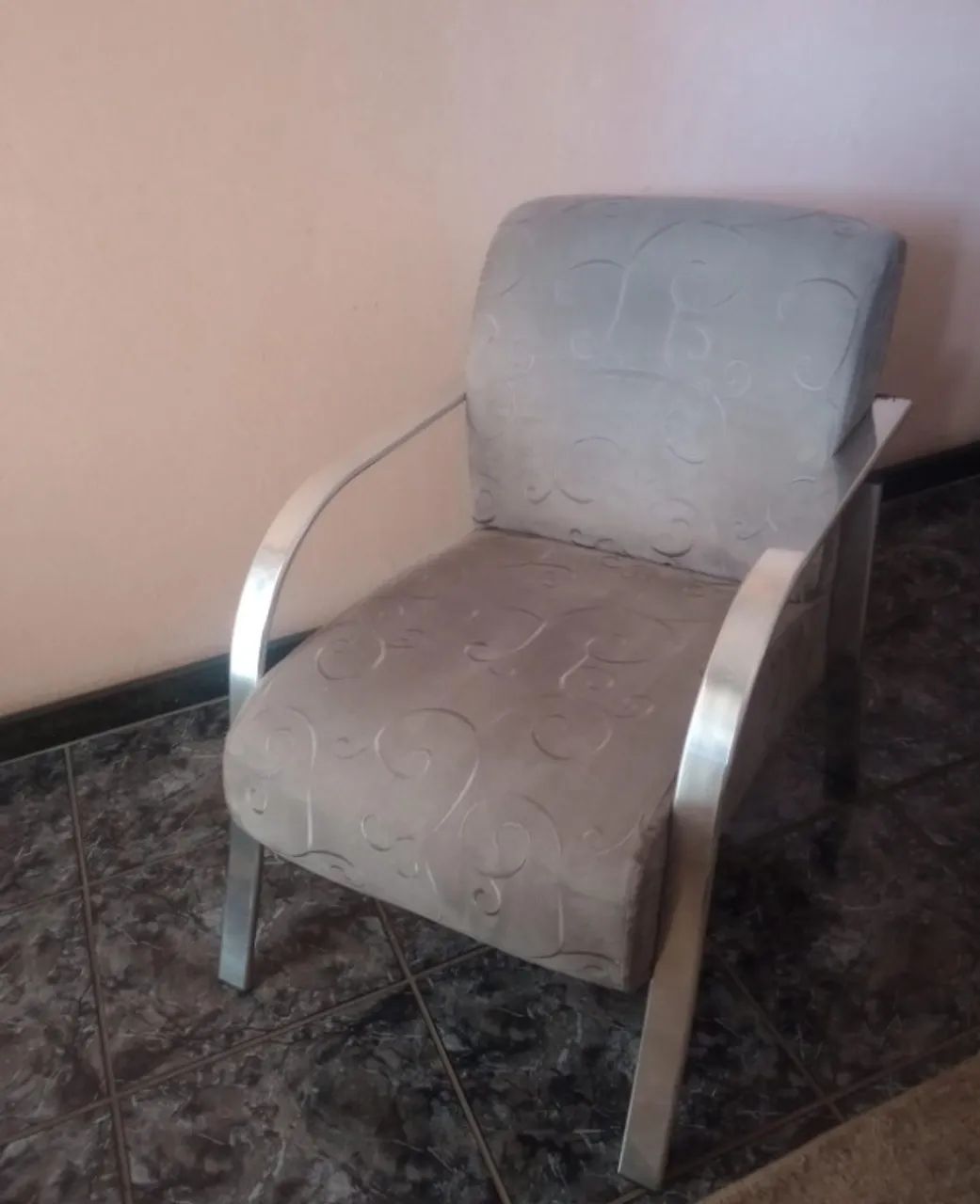 Poltrona Estofada com Braços e Estrutura Metálica