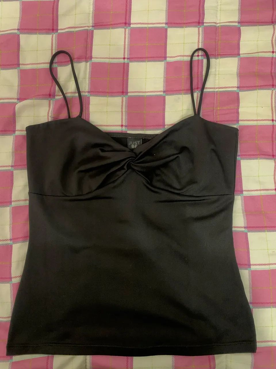 Regatinha preta leve e elegante