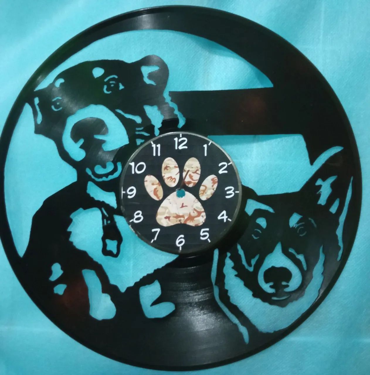 Relógio artesanal feito em discos de vinil, pets, Idea para decorar ambientes e funciona. - Foto 2