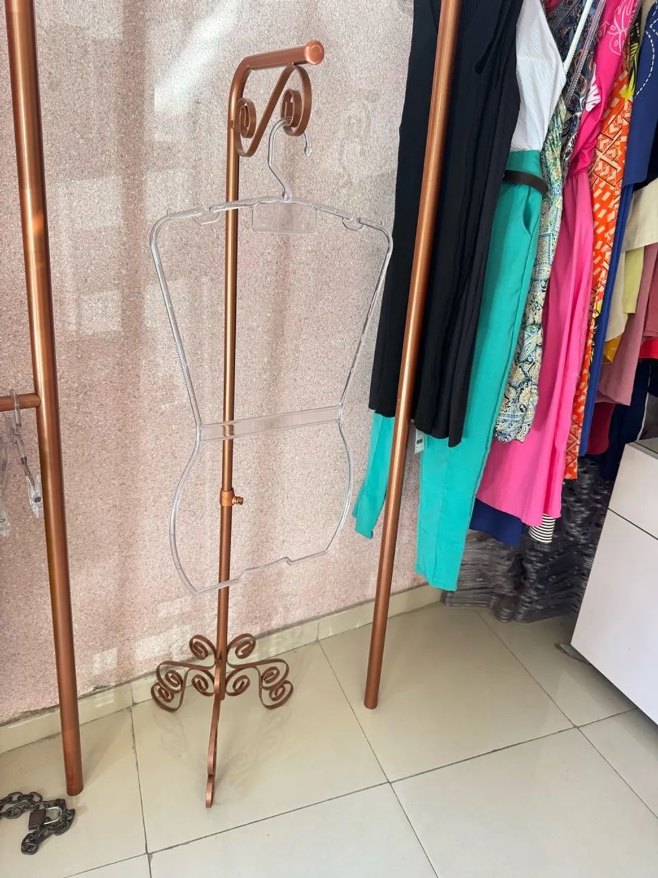 Vendo manequim/suporte para roupa 