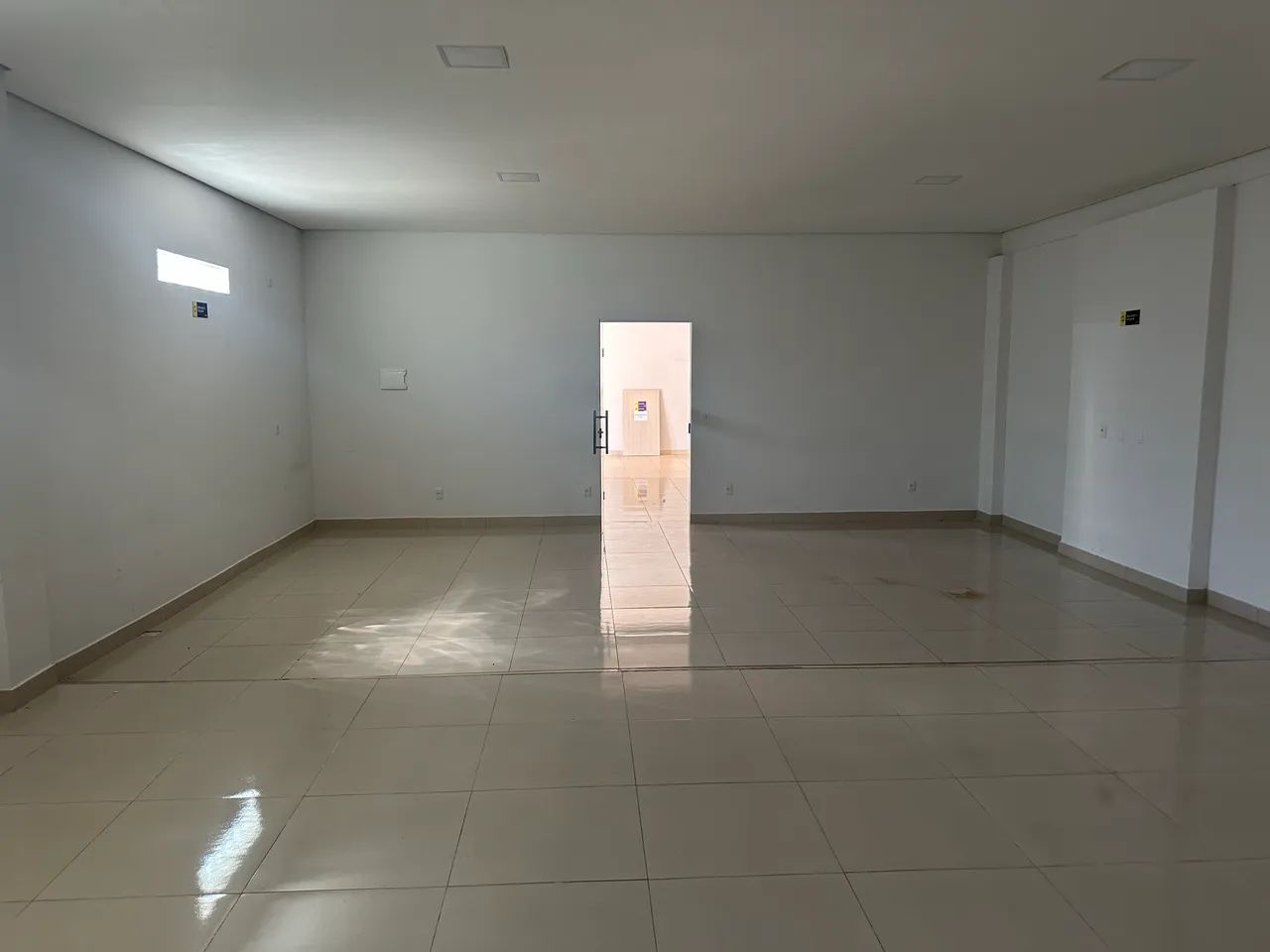 Aluga-se sala comercial -  Centro de Goianira!  - Foto 2