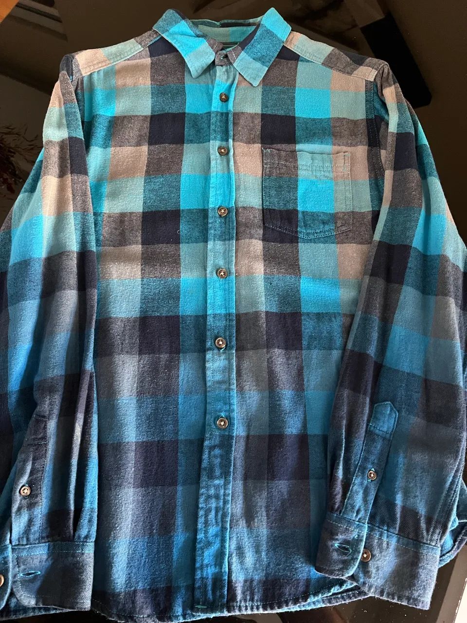 Camisa flanelada xadrez azul e preta  - Foto 3