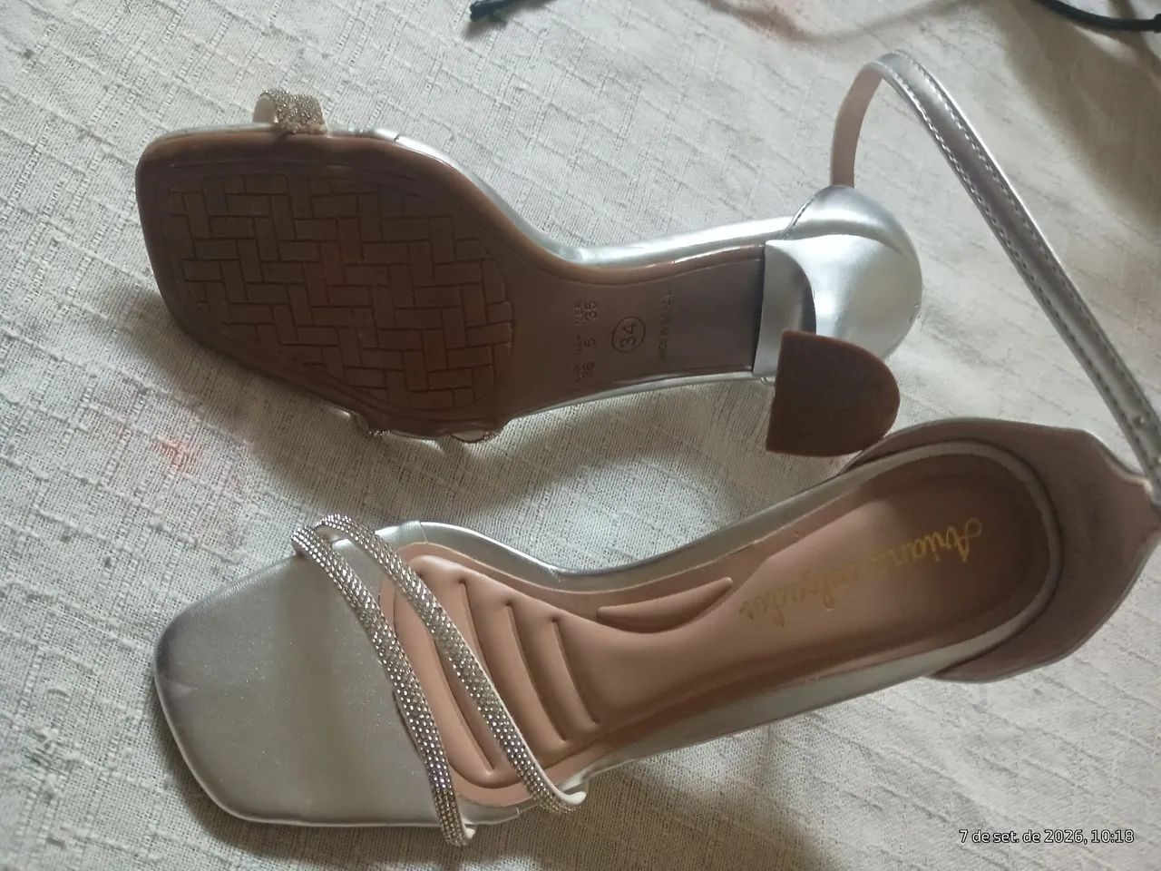 Sandália de salto com strass 