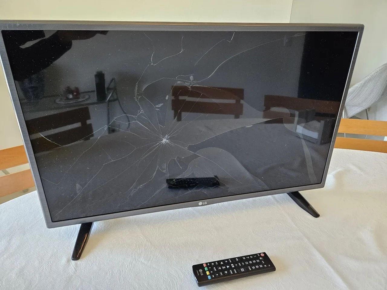 Televisão com tela danificada 