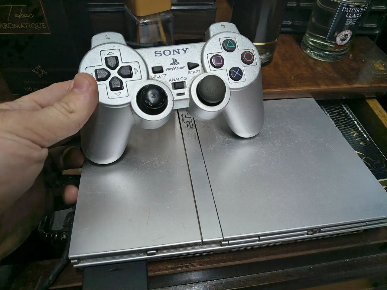 PS2 prateado, controle original