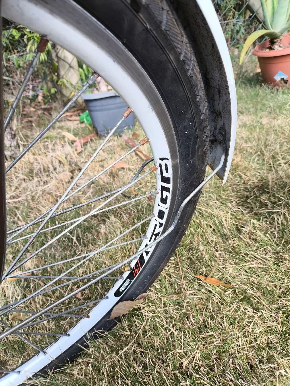 Bicicleta de Passei Retrô Marrom e Branca com cestinha + cadeado  - Foto 3