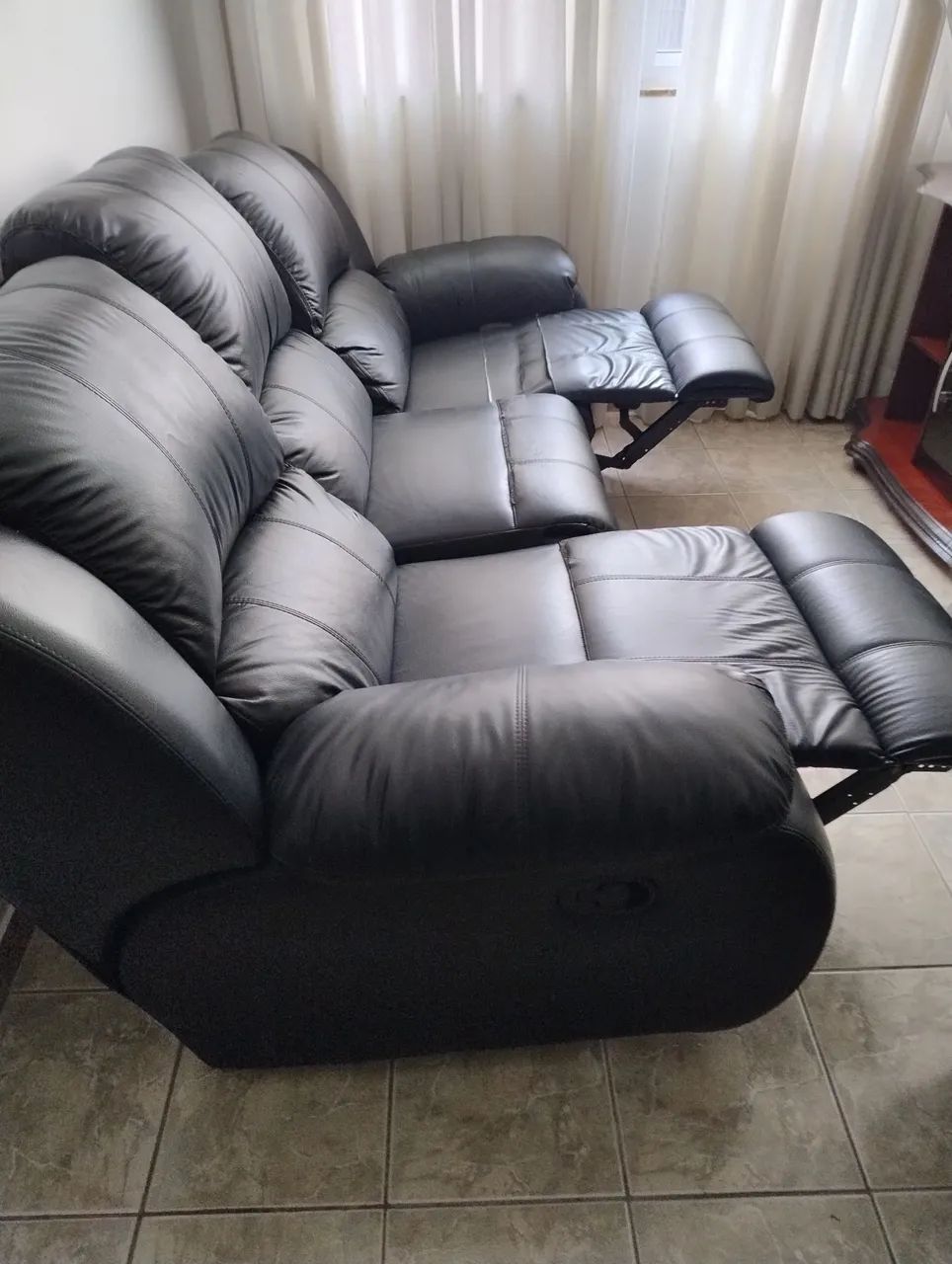 sofás 2 e 3 lugares reclináveis da Plenitude, couro legítimo preto. - Foto 2