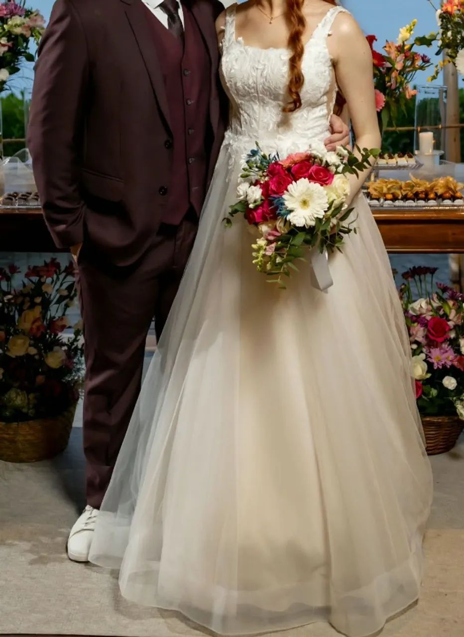 Vestido de Noiva Romântico com Cauda Longa + Véu