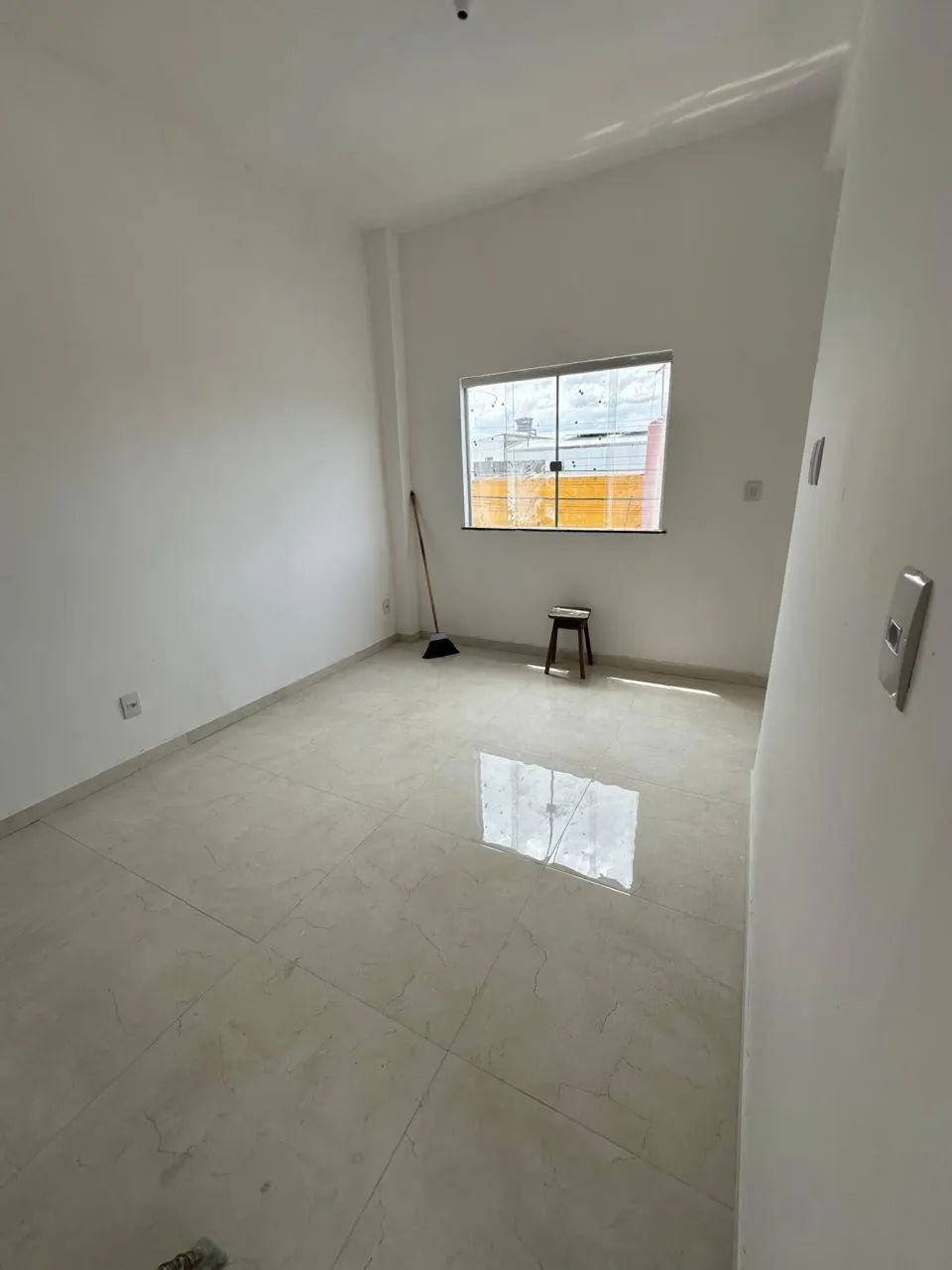 Alugo Apto de 1/4, espaçoso com sala, cozinha, área de serviço e sacada  - Foto 3