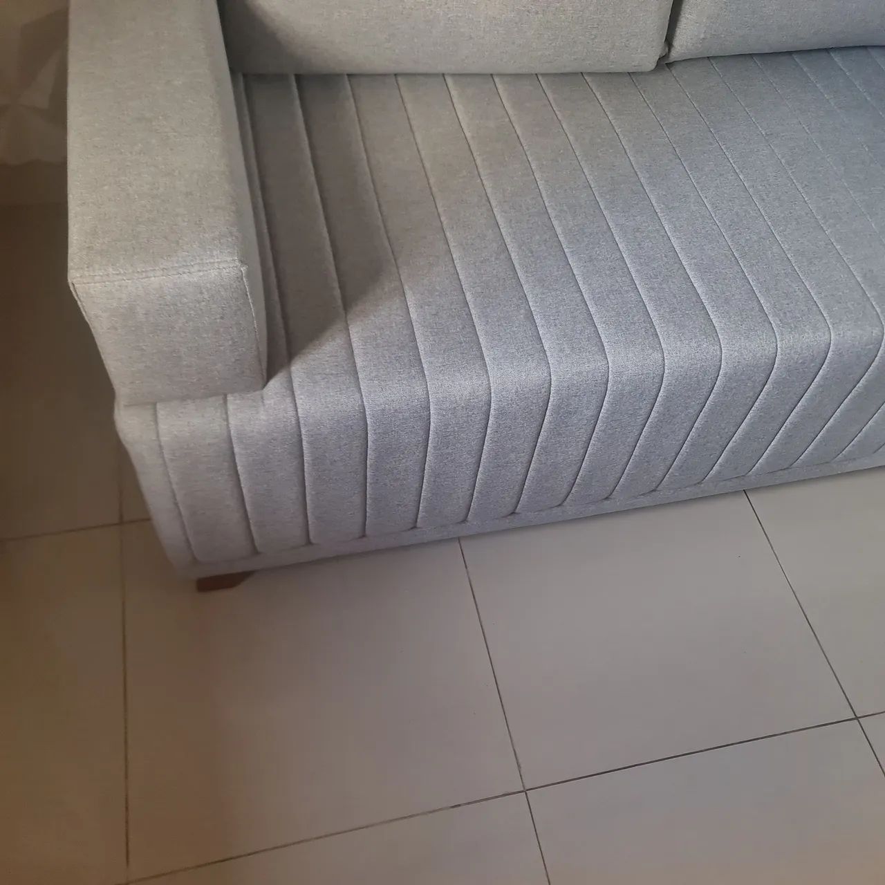 VENDO LINDO SOFÁ  COM 150 DE COMPRIMENTO, MARCA LARSHOPPING COR CINZA , 6 MESES DE USO - Foto 3