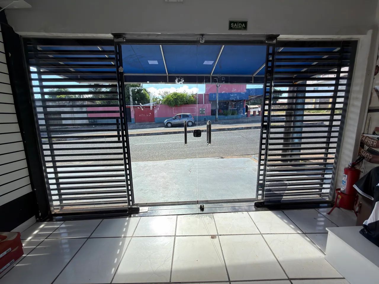Porta de vidros e portão de ferro 