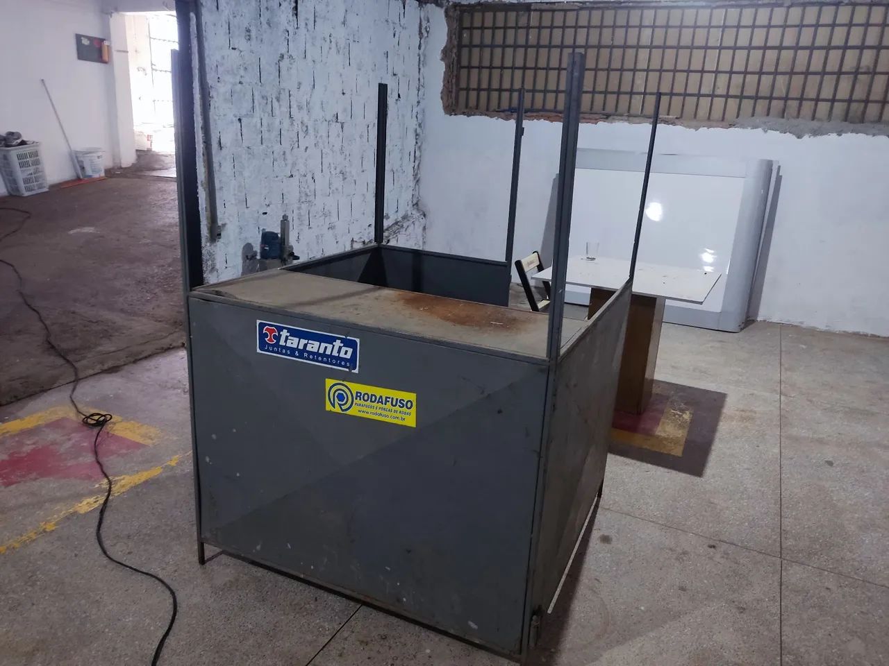 Vendo balcão de ferro