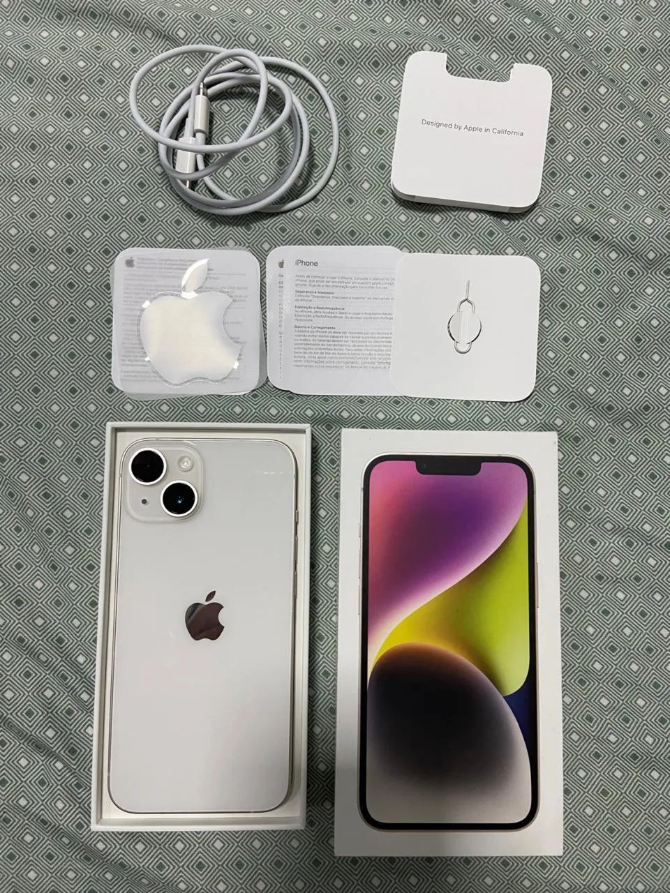 iPhone 14 branco na caixa