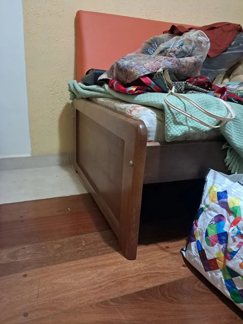 Cama de solteiro em madeira maciça com colchão.  - Foto 2