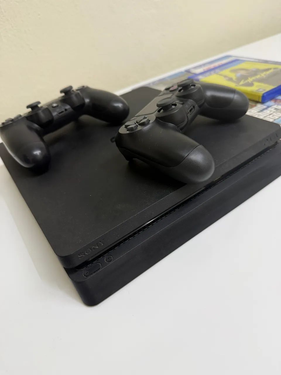 Ps4 1T com os 2 controles - Foto 2
