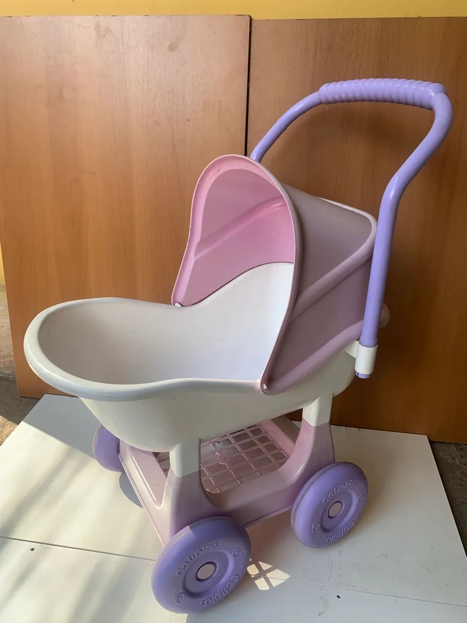 Carrinho de boneca rosa e lilás  - Foto 3