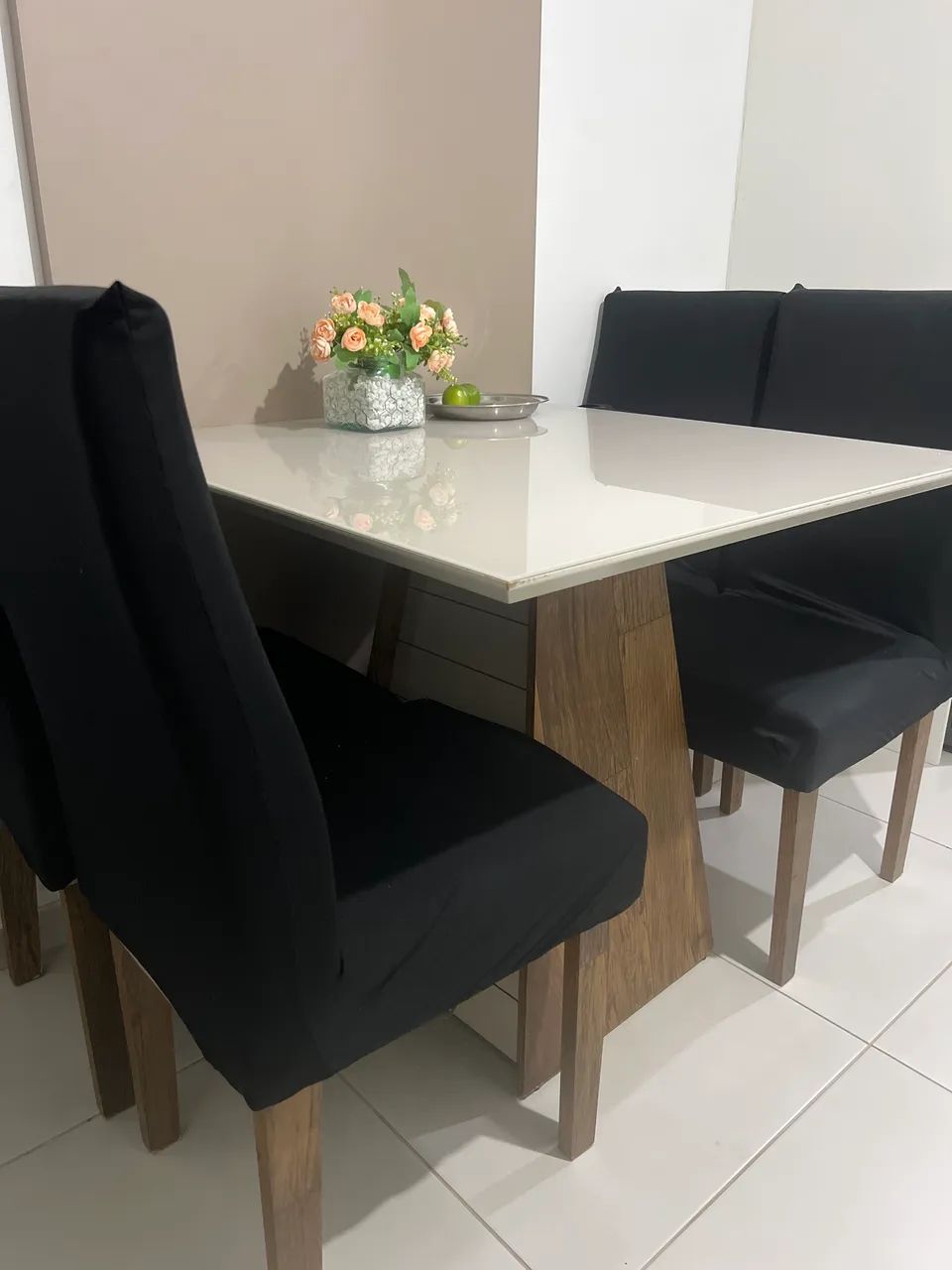 Mesa 90x90 com 4 cadeiras  - Foto 3