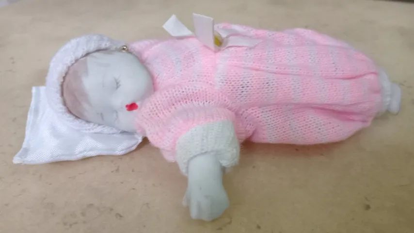 Bebê dormindo bonequinha pano e porcelana 19 cm Desapego Vintage - Foto 3