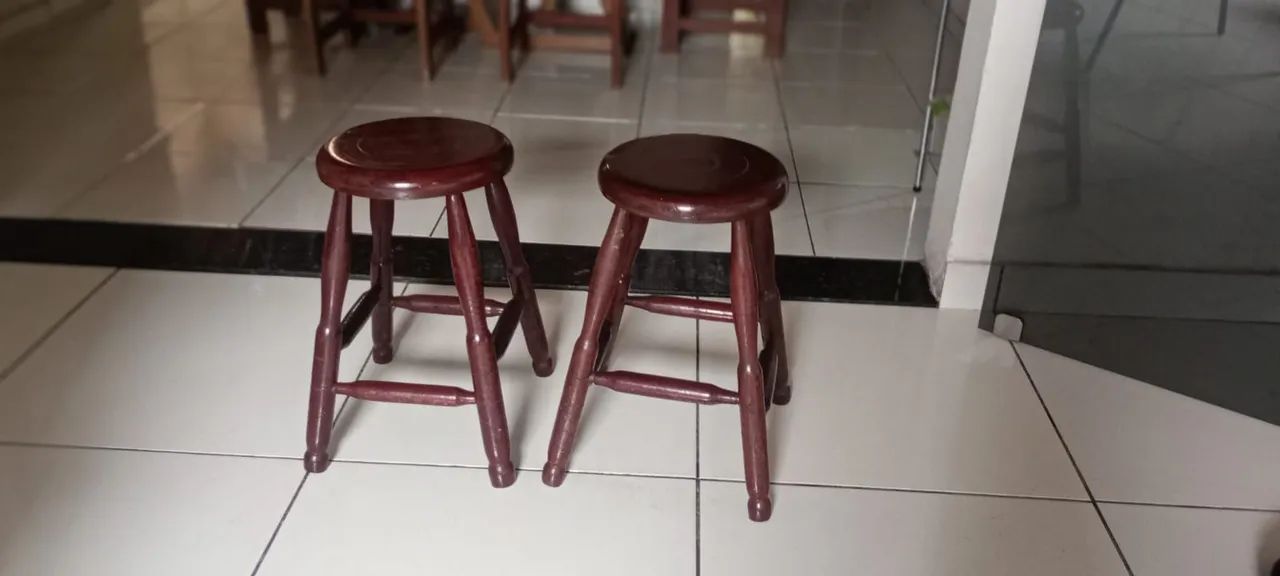 2 banquinhos de angelim 