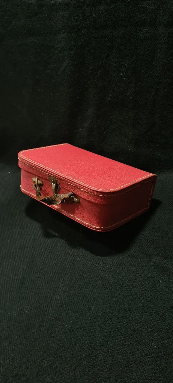 Maleta vintage Revestida em Courvin Vermelho ( Usada ) 