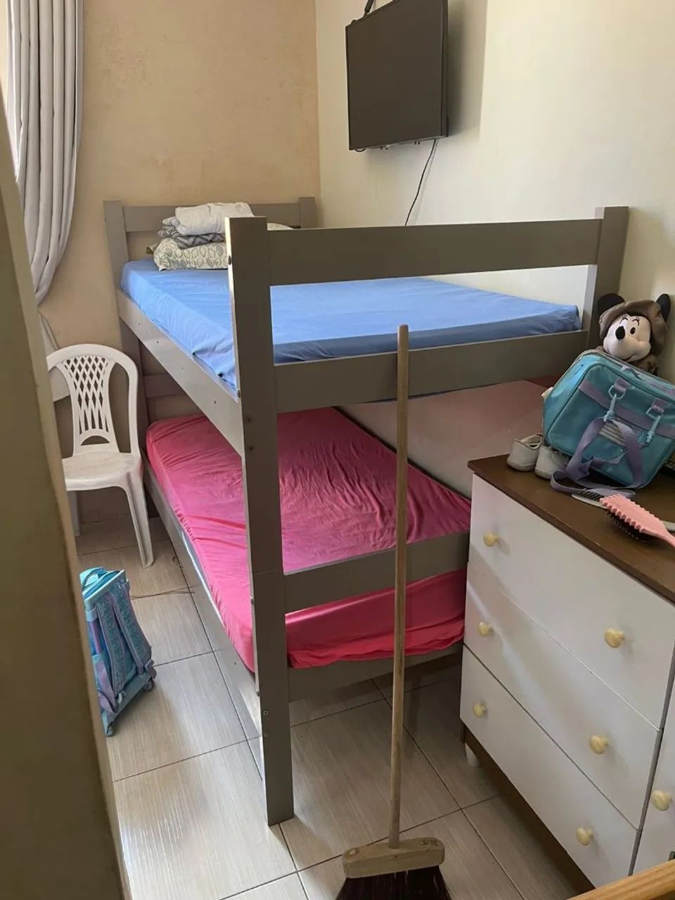 Beliche com um colchão. 