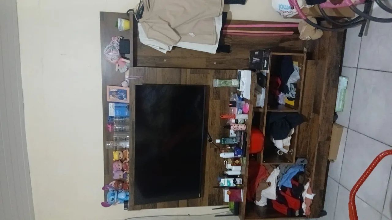 Vendo uma TV uma cama um painel  - Foto 4