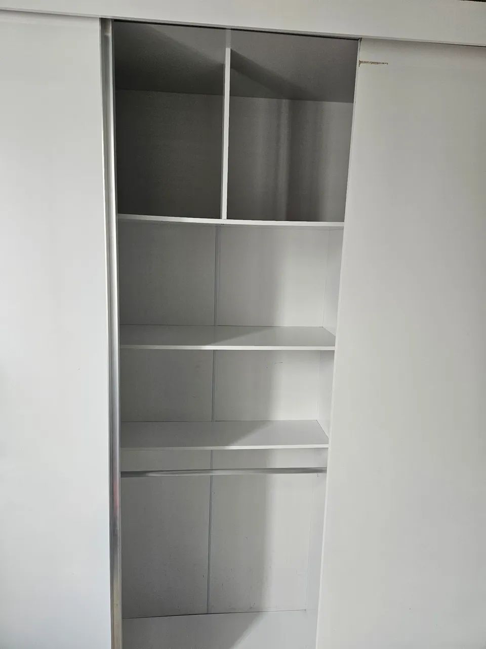 Guarda-Roupa Solteiro 3 Portas de Correr - Branco - Ótimo Estado - Foto 3