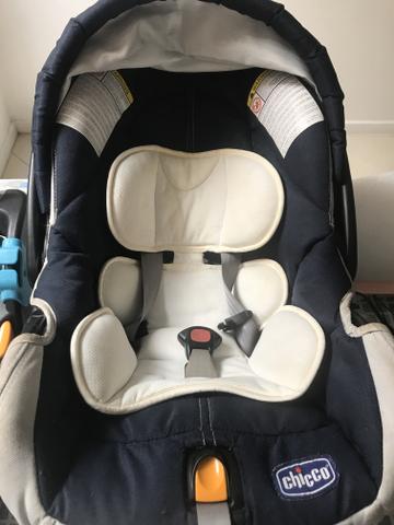 Bebê conforto com base para o carro.